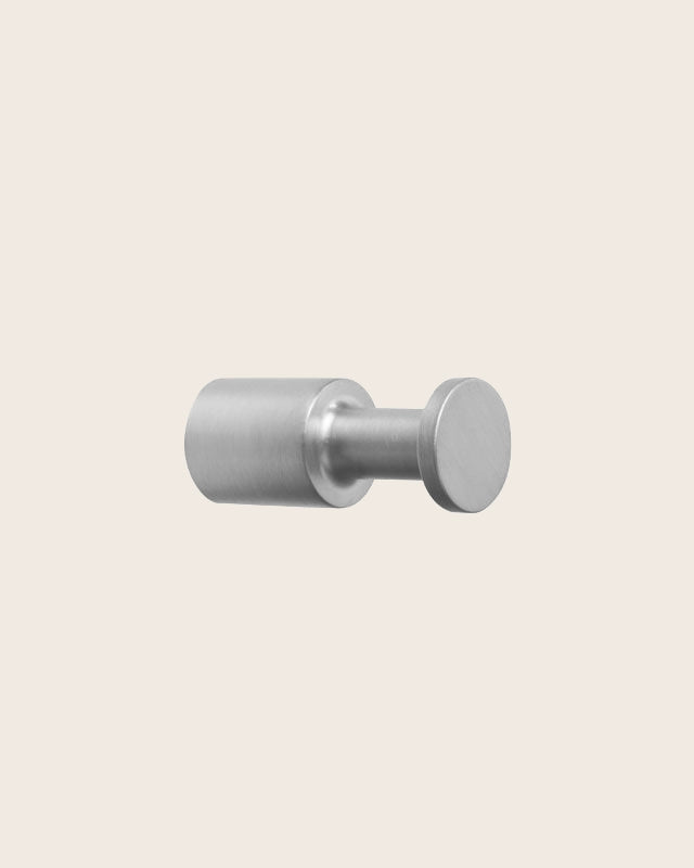 New Line Ip Gancio Portasciugamani In Acciaio Inox Satinato montato a parete, vista del design e della finitura - Exagonshop