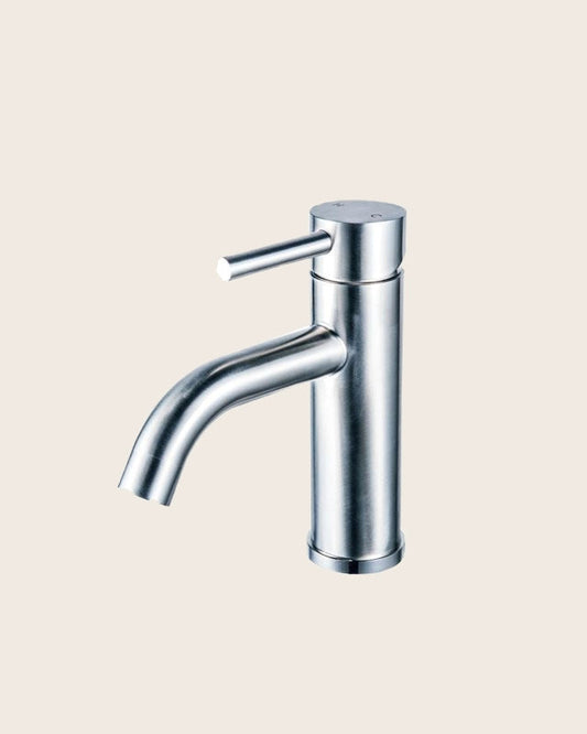 New Line Miscelatore Per Lavabo In Acciaio Inox Cromato Cromo Lucido ambientato su piano bagno con accessori - Exagonshop