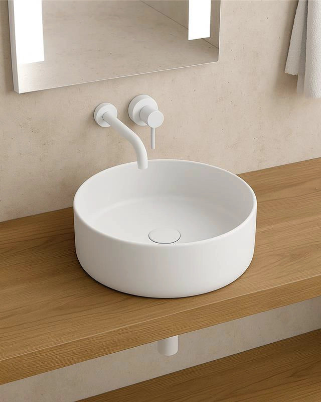 Ciotola 35,5 Cm Da Appoggio In Porcellana Bianco New Line O2 ambientato su piano bagno con accessori - Exagonshop