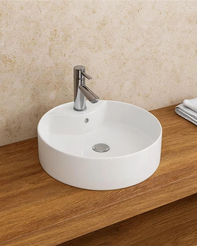 Ciotola 46,5 Cm Da Appoggio con bordo rubinetteria In in porcellana e resina ambientato su piano bagno con accessori...