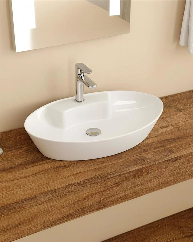 Ciotola 61x36,5 Da Appoggio con bordo rubinetteria In in porcellana ambientato su piano bagno con accessori - Exagonshop