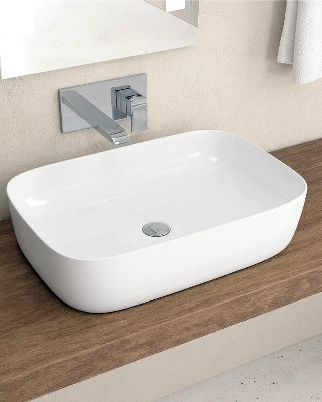 Lavabo 60x39 Da Appoggio In Porcellana Bianco New Line in lucido e naturale ambientato su piano bagno con accessori...