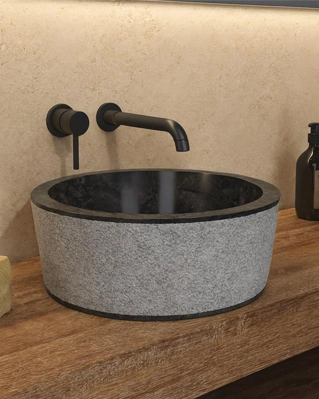 Ciotola 40 Cm Da Appoggio In pietra grigia e Marmo Nero New in pietra naturale ambientato su piano bagno con accessori...
