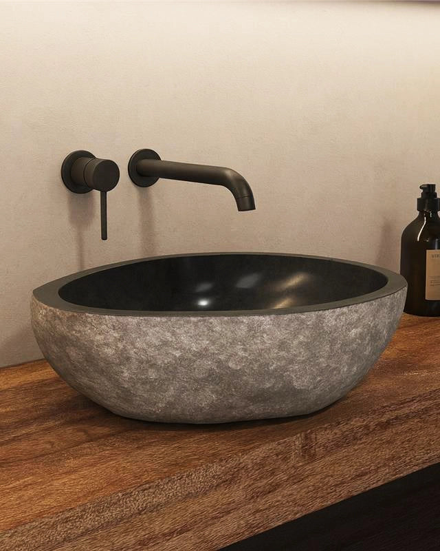 New Line Stone Mirror Lavabo 45x40 Da Appoggio In pietra in pietra naturale ambientato su piano bagno con accessori...