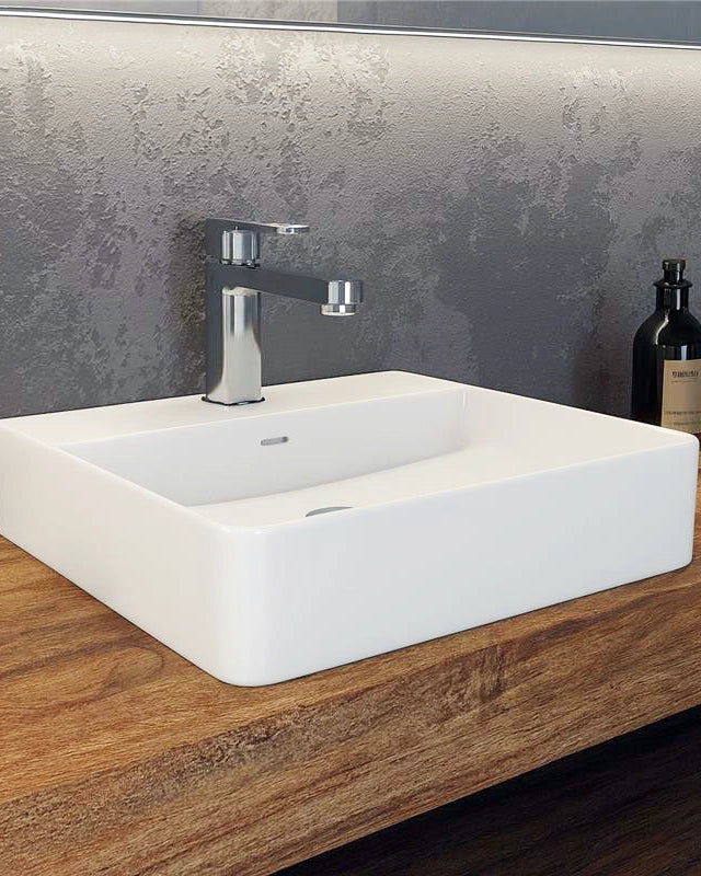 Lavabo 50x42 Da Appoggio con bordo rubinetteria In in porcellana ambientato su piano bagno con accessori - Exagonshop
