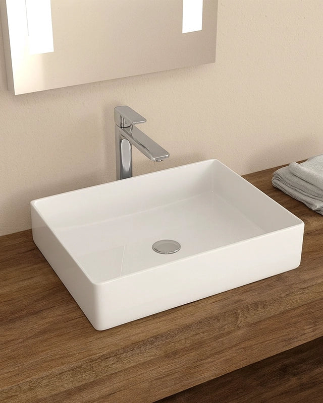Lavabo 51x40 Da Appoggio In Porcellana Bianco New Line Xr2 ambientato su piano bagno con accessori - Exagonshop