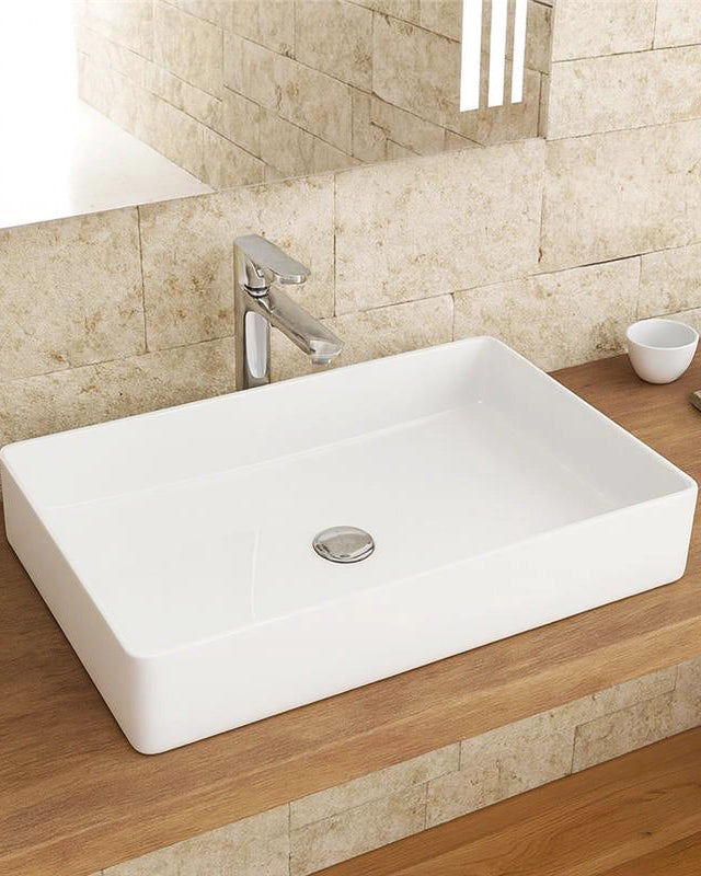 Lavabo 60x40 Da Appoggio Rettangolare In Porcellana Bianco ambientato su piano bagno con accessori - Exagonshop