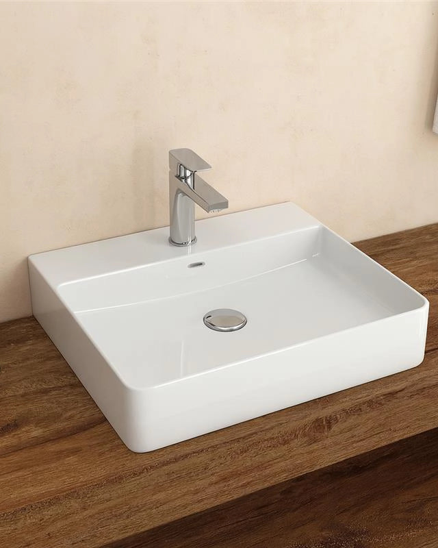 Lavabo 60x42 Da Appoggio con bordo rubinetteria In in porcellana ambientato su piano bagno con accessori - Exagonshop
