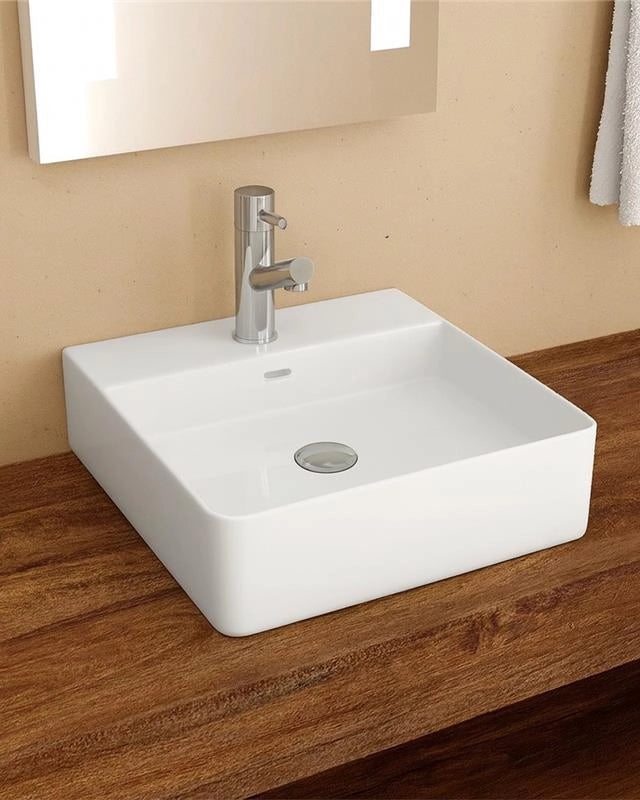 Lavabo 42x42 Appoggio bordo rubinetteria In Porcellana in resina ambientato su piano bagno con accessori - Exagonshop