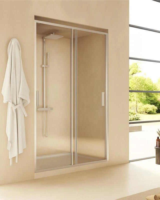 Nicchia doccia 120 scorrevole Rio vetro 6 mm trasparente H in alluminio installato in bagno moderno con ante in vetro...