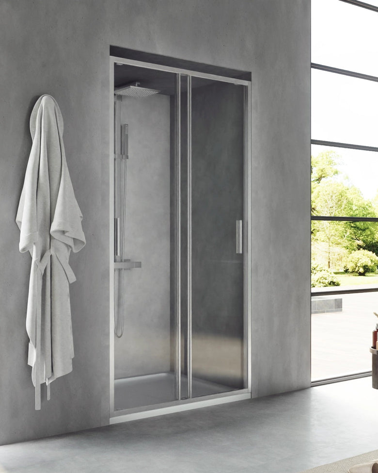 Nicchia doccia 100 scorrevole Rio vetro 6 mm trasparente H in alluminio installato in bagno moderno con ante in vetro...