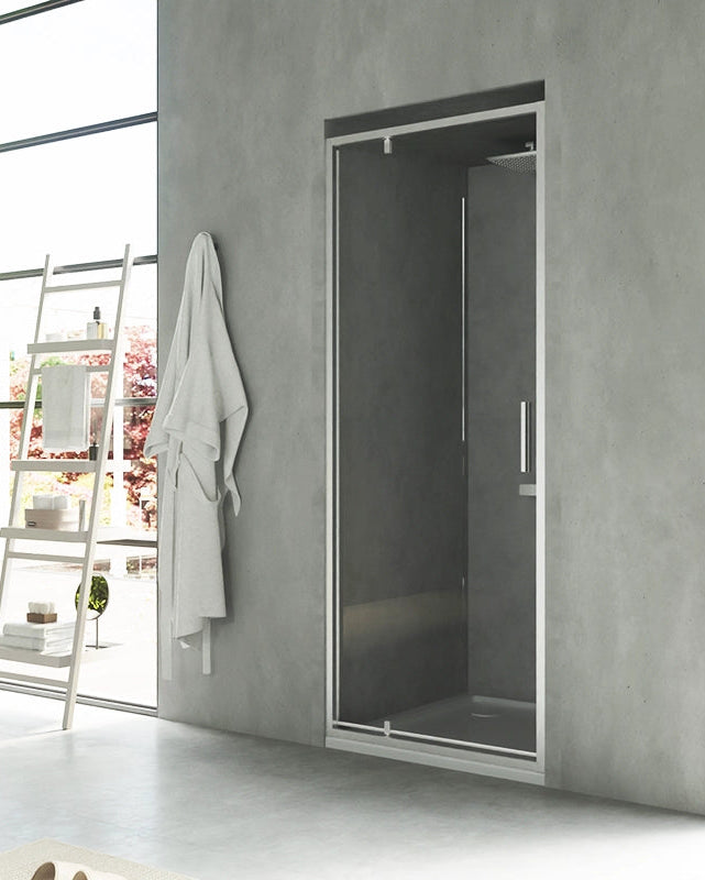 Nicchia doccia 80 cm Rio a pivot vetro 6 mm trasparente H installato in bagno moderno con ante in vetro temperato...
