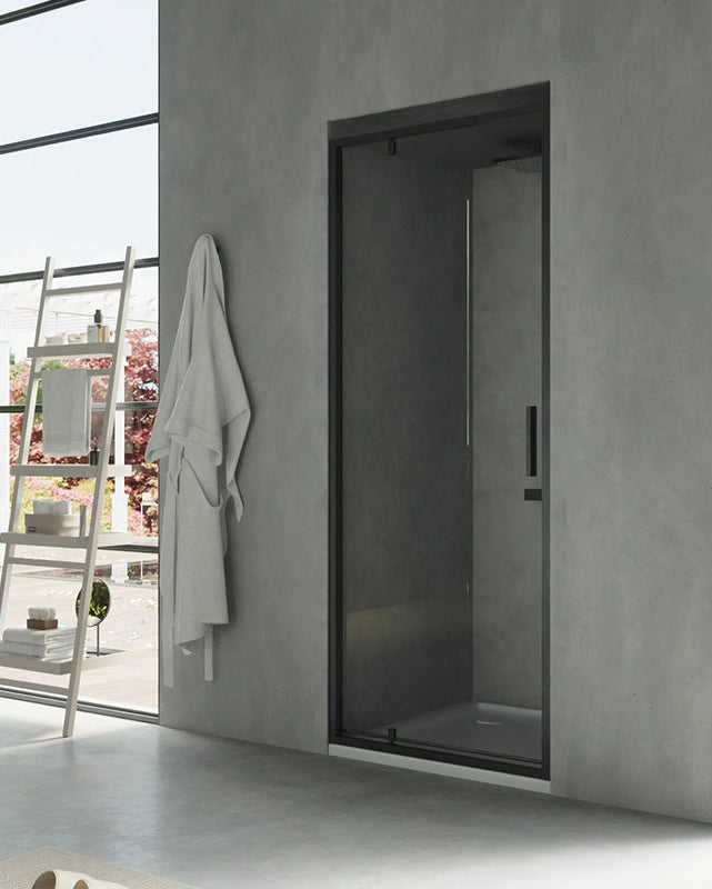 Nicchia doccia 80 cm Rio a pivot vetro 6 mm trasparente H installato in bagno moderno con ante in vetro temperato...
