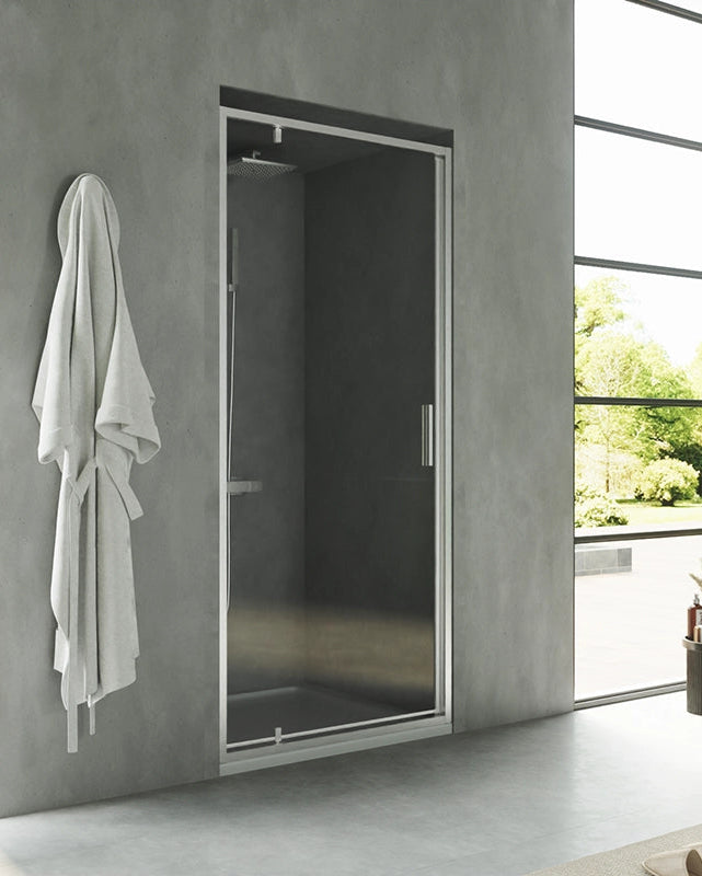 Nicchia doccia 90 cm Rio a pivot vetro 6 mm trasparente H installato in bagno moderno con ante in vetro temperato...