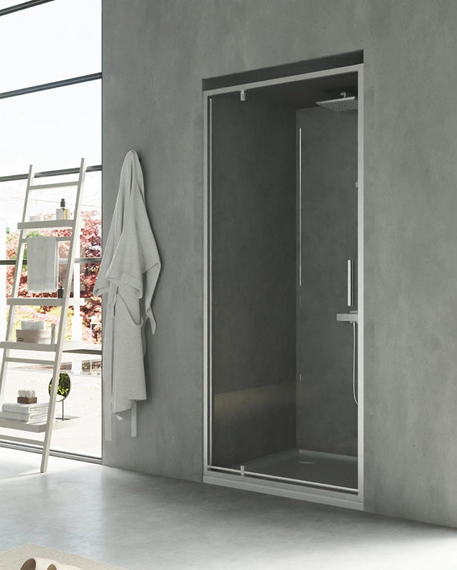 Nicchia doccia 90 cm Rio a pivot vetro 6 mm trasparente H installato in bagno moderno con ante in vetro temperato...