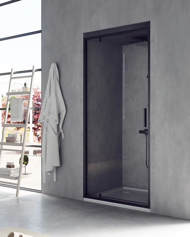 Nicchia doccia 90 cm Rio a pivot vetro 6 mm trasparente H installato in bagno moderno con ante in vetro temperato...