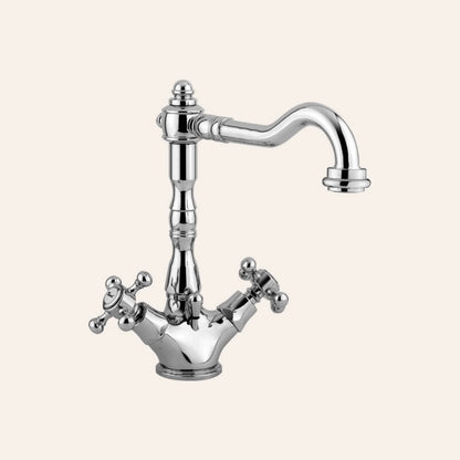 Paffoni Belinda Gruppo Lavabo Scarico Automatico Cromo ambientato su piano bagno con accessori