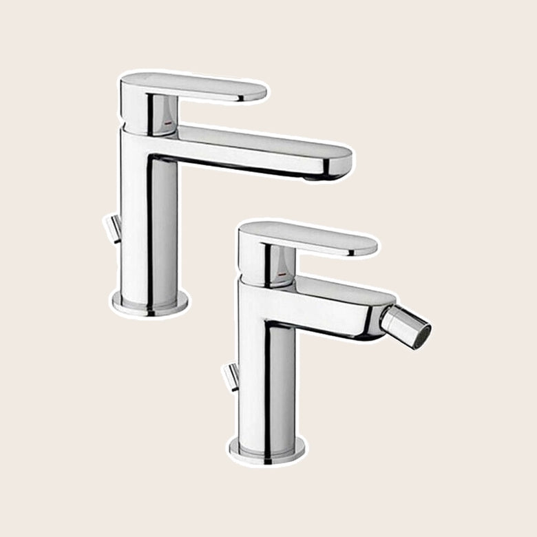 Paffoni Candy Coppia rubinetti Lavabo Bidet CA075HCR CA135CR Cromo ambientato su piano bagno con accessori