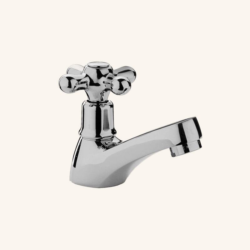 Paffoni Iris Irv090 Rubinetto Lavabo Solo Acqua Fredda Cromo ambientato su piano bagno con accessori
