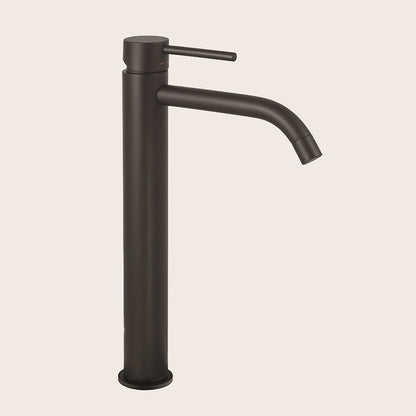 Paffoni Light Lig081no Miscelatore Lavabo Alto Senza in opaco ambientato su piano bagno con accessori
