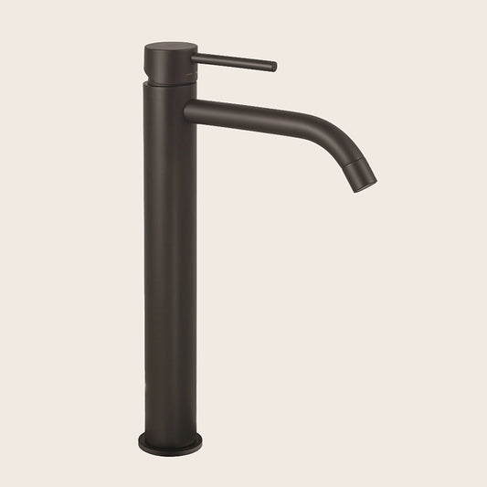 Paffoni Light Lig081no Miscelatore Lavabo Alto Senza in opaco ambientato su piano bagno con accessori