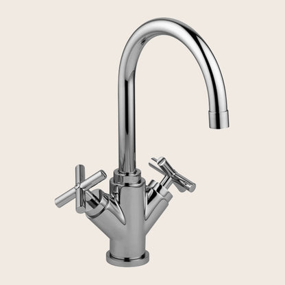 Paffoni Quattro Qtv077 Gruppo Lavabo Con Scarico Automatico ambientato su piano bagno con accessori