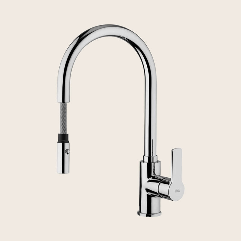 Paffoni Red Miscelatore Lavello con Doccetta Cromo Red285 installato su lavello, vista della bocca e della leva