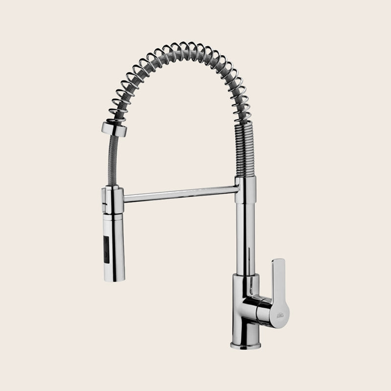 Paffoni Red rubinetto cucina canna orientabile 2 getti in abs installato su lavello, vista della bocca e della leva