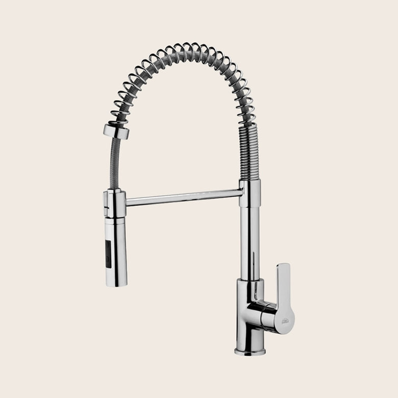 Paffoni Red rubinetto cucina canna orientabile 2 getti in abs installato su lavello, vista della bocca e della leva