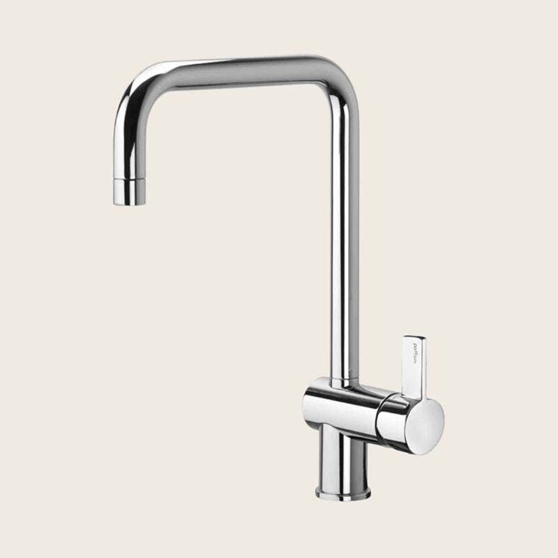 Paffoni Rock RO980 Miscelatore lavello con canna quadra installato su lavello, vista della bocca e della leva