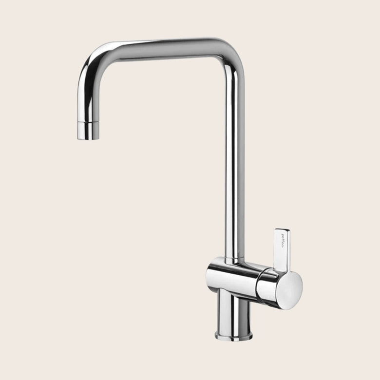 Paffoni Rock RO980 Miscelatore lavello con canna quadra installato su lavello, vista della bocca e della leva