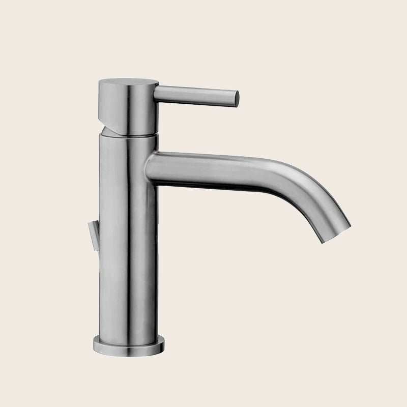 Paffoni Steel miscelatore lavabo acciaio con scarico in acciaio inox e satinato ambientato su piano bagno con accessori