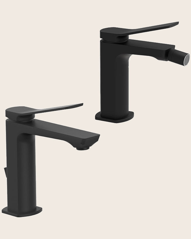 Paffoni Tilt coppia rubinetti lavabo e bidet senza scarico ambientato su piano bagno con accessori