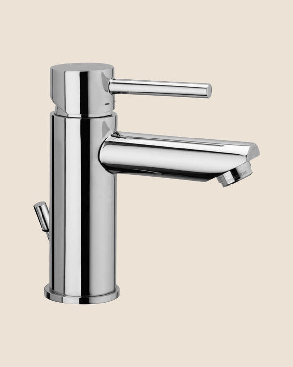 Paffoni Stick Miscelatore lavabo Energy Water Saving ambientato su piano bagno con accessori