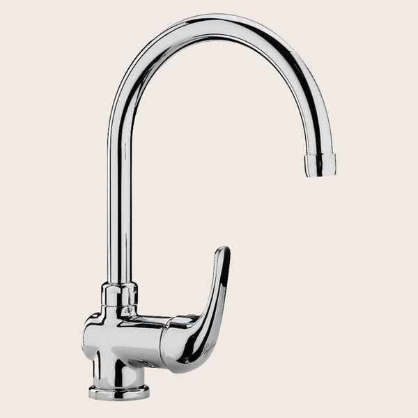 Paffoni apollo 3 apm3180 miscelatore lavello cucina cromo installato su lavello, vista della bocca e della leva