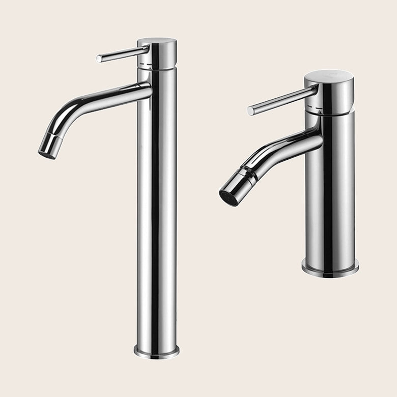 Paffoni light coppia miscelatori lavabo alto e bidet senza Cromo Lucido ambientato su piano bagno con accessori