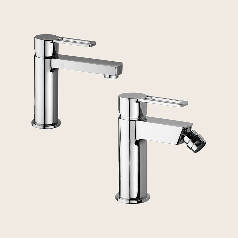 Paffoni ringo coppia miscelatori lavabo e bidet senza Cromo Lucido ambientato su piano bagno con accessori