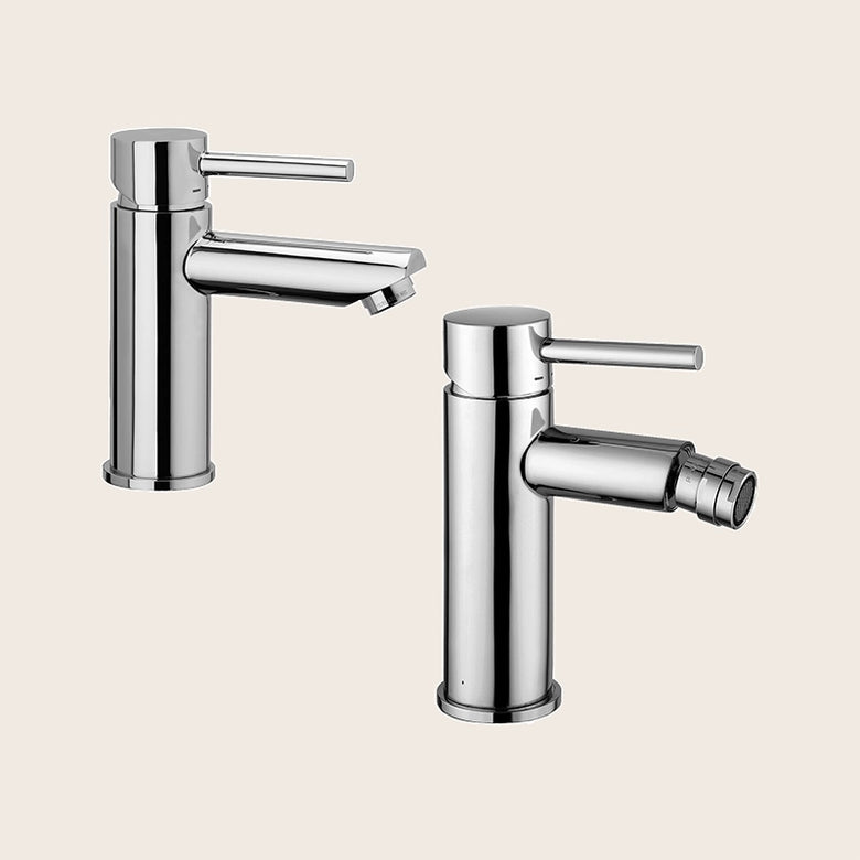 Paffoni stick coppia miscelatori lavabo alto e bidet senza Cromo Lucido ambientato su piano bagno con accessori