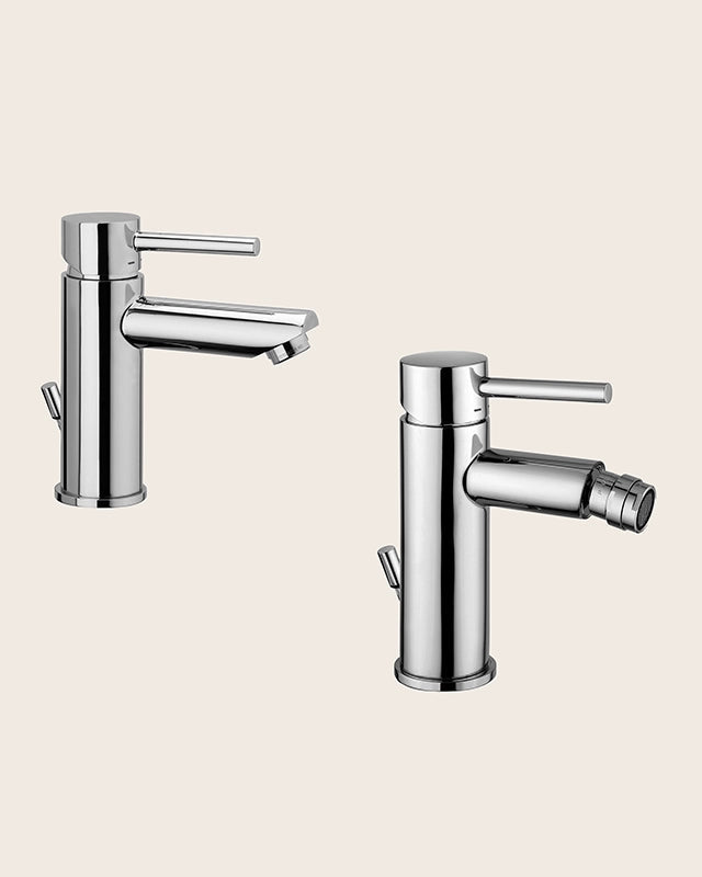 Paffoni stick coppia miscelatori lavabo e bidet scarico Cromo Lucido ambientato su piano bagno con accessori