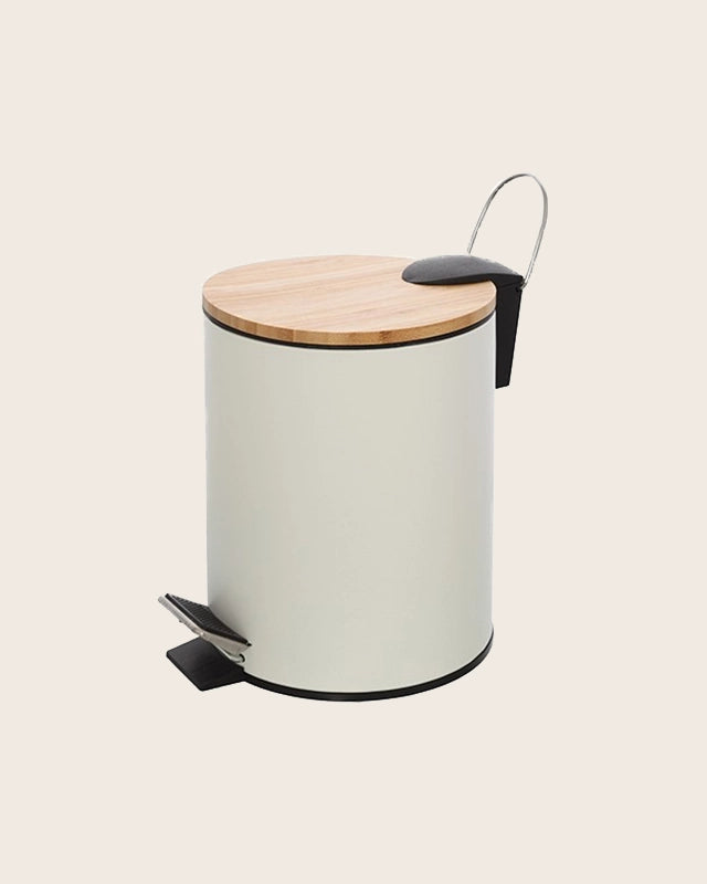 Pattumiera 3L con pedale in acciaio bianco e bambu Haiti in opaco e naturale montato a parete, vista del design e della...