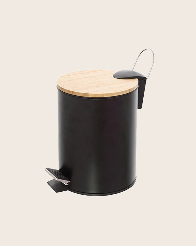 Pattumiera 3L con pedale in acciaio nero e bambu Haiti in opaco e naturale montato a parete, vista del design e della...
