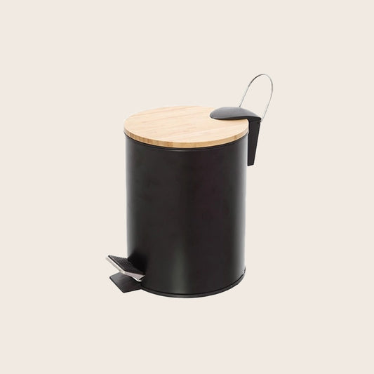 Pattumiera 3L con pedale in acciaio nero e bambu Haiti in opaco e naturale montato a parete, vista del design e della...