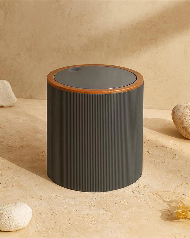 Pattumiera 5L in plastica grigio London in abs e naturale montato a parete, vista del design e della finitura - Exagonshop