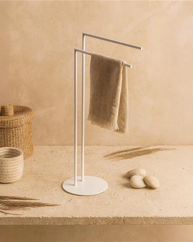 Piantana portasciugamani bianco opaco Style montato a parete, vista del design e della finitura - Exagonshop