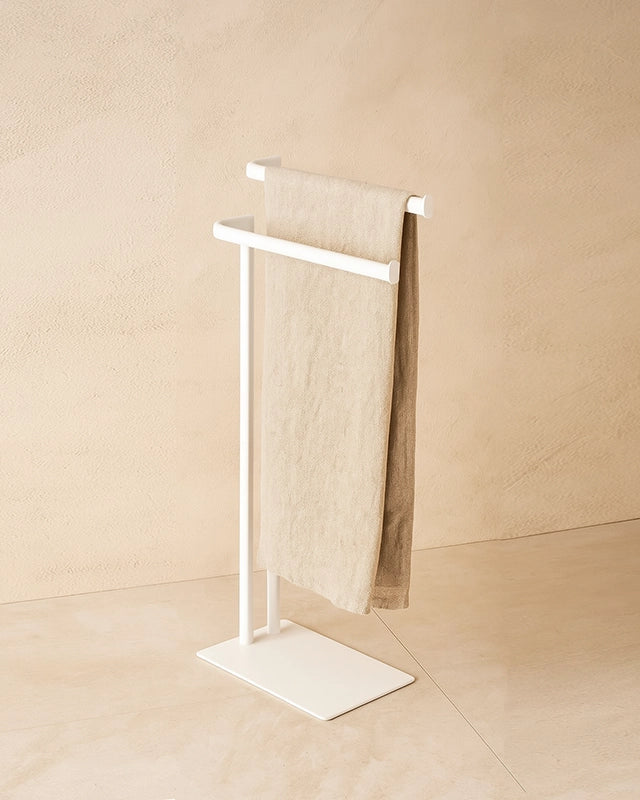 Piantana portasciugamani in acciaio bianco opaco Fusion montato a parete, vista del design e della finitura - Exagonshop