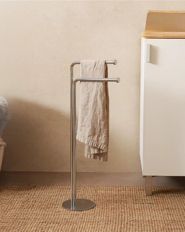 Piantana portasciugamani in acciaio cromato KeyB montato a parete, vista del design e della finitura - Exagonshop