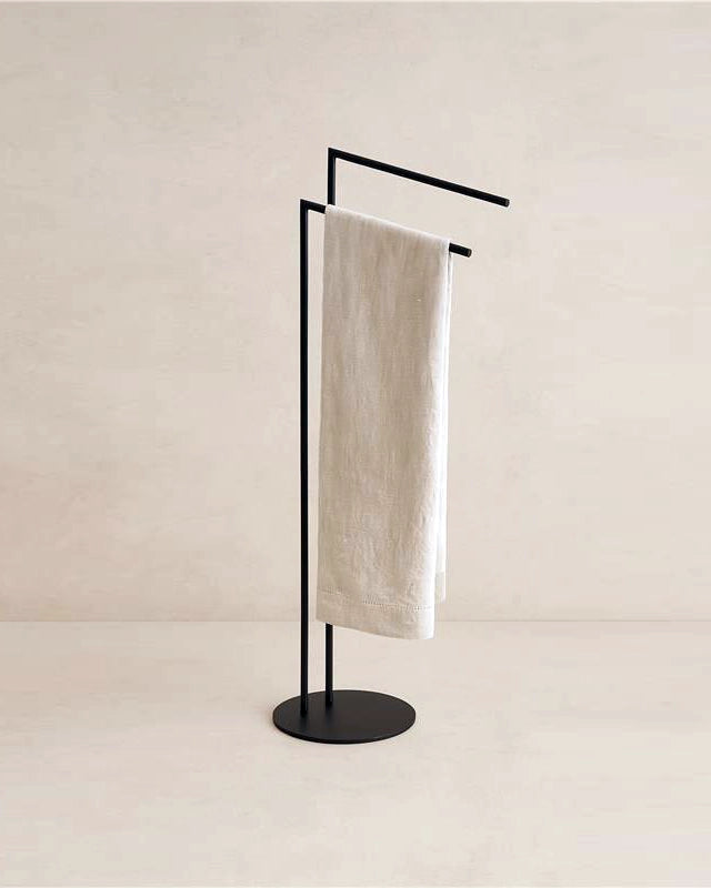 Piantana portasciugamani nero opaco Style Nero Matt montato a parete, vista del design e della finitura - Exagonshop