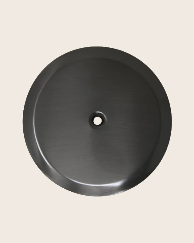 Piattello 14 cm tappo pozzetto cromo nero spazzolato in satinato, vista frontale della maniglia e della bocca di...