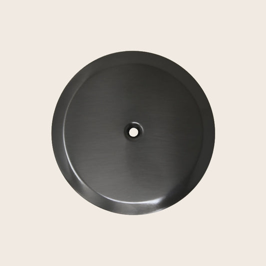 Piattello 14 cm tappo pozzetto cromo nero spazzolato in satinato, vista frontale della maniglia e della bocca di...