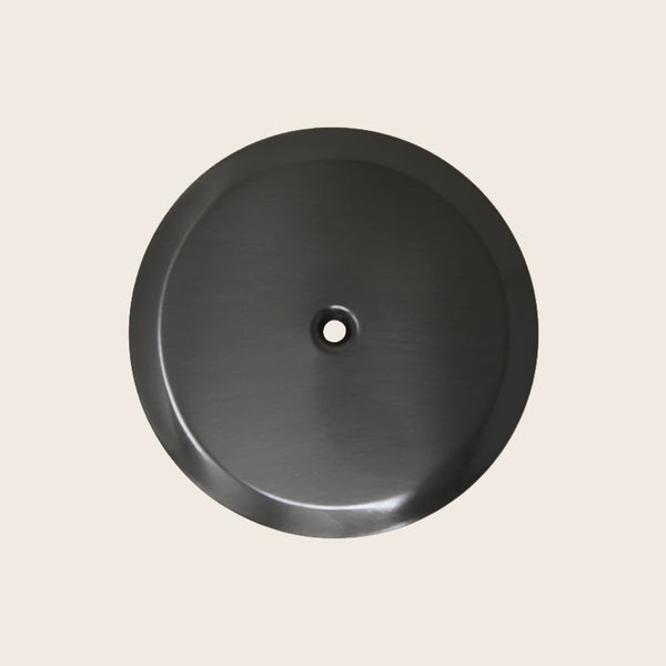 Piattello 14 cm tappo pozzetto cromo nero spazzolato in satinato, vista frontale della maniglia e della bocca di...
